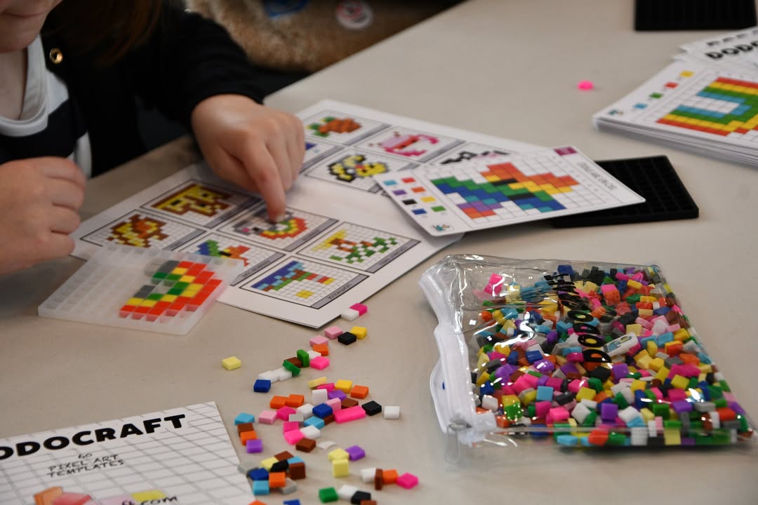 Enfant qui découvre les cartes modèles Dodocraft