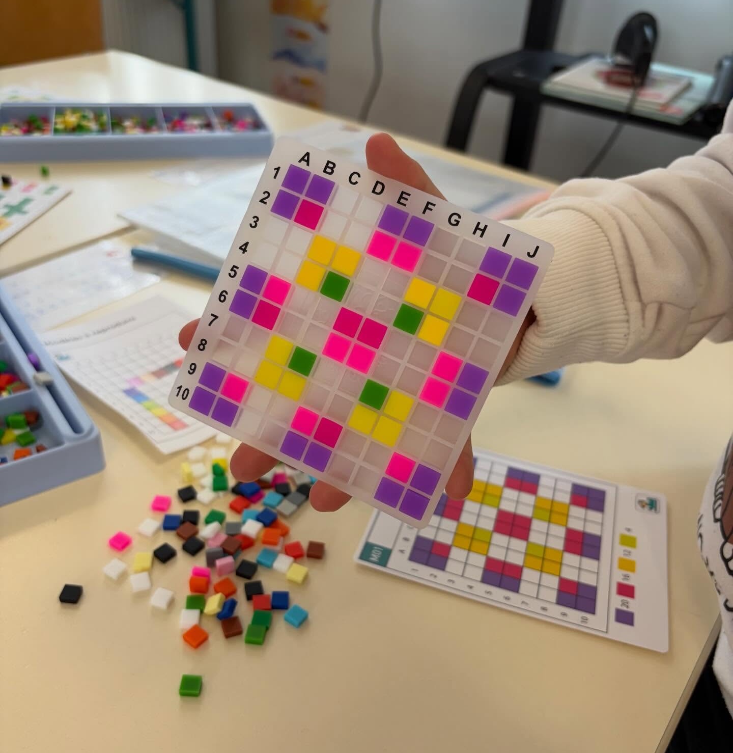 Atelier pixel art en classe, élève au travail
