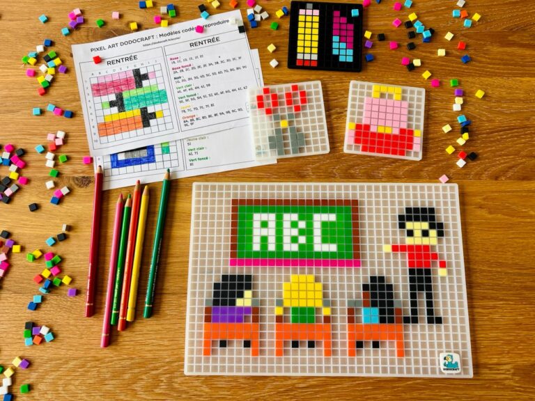 Scène de classe en pixel art réalisée avec des pixels en silicone : tableau ABC, maîtresse et élèves, avec fiches modèles codés Rentrée